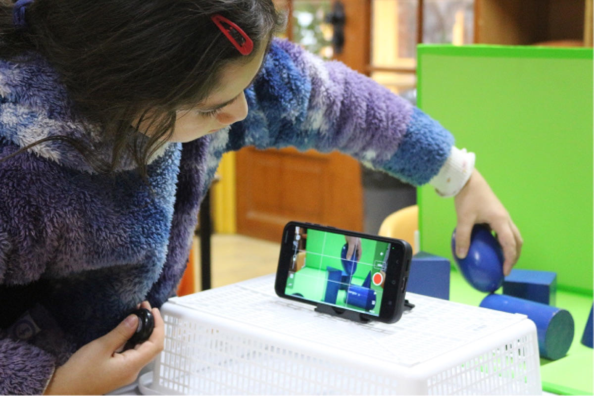 Estudiante grabando una escena stop-motion con el teléfono