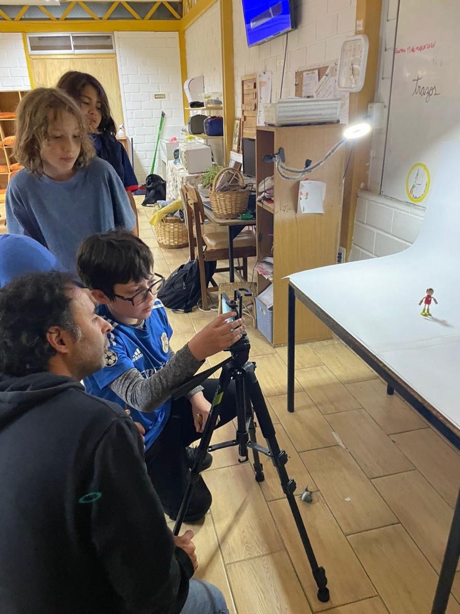 Equipo filmando animación con trípode en el taller